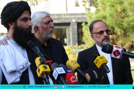 گزارش تصویری | کنفرانس مطبوعاتی مشترک رئیس نمایندگی وزارت خارجه طالبان در هرات و رئیس نمایندگی وزارت امور خارجه ایران در شمال شرق