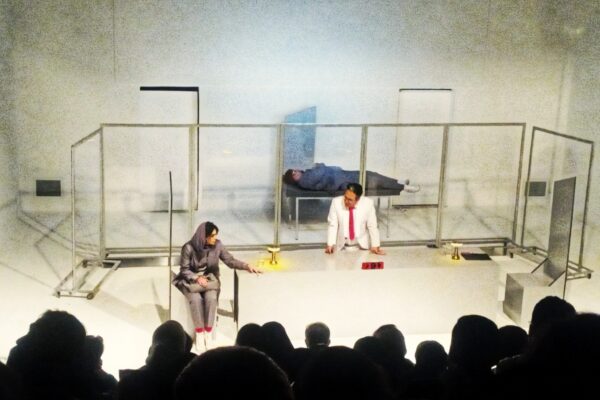 گلایه کارگردان مشهدی از ممنوعیت چاپ عکس بازیگر زن و صدور مجوزهای شش‌روزه تئاتر